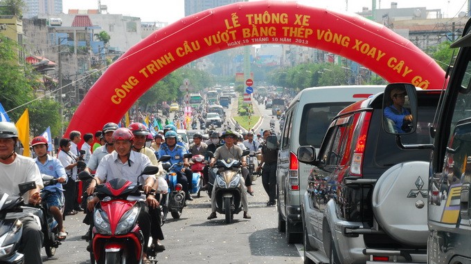 Sau lễ khánh thành, vào lúc 9h10 sáng cùng ngày, Sở Giao thông Vận tải cũng chính thức cho thông xe qua cầu.